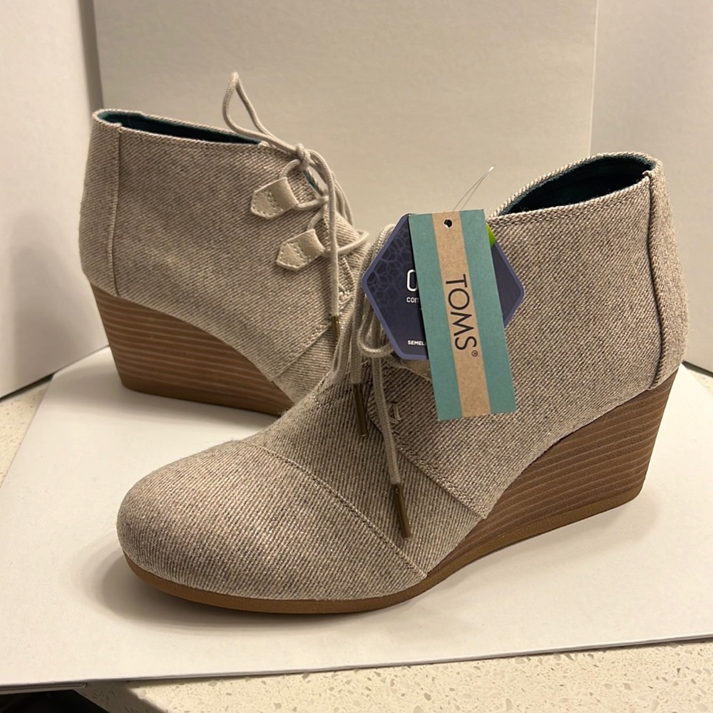 Toms NEW wedge boots 9.5